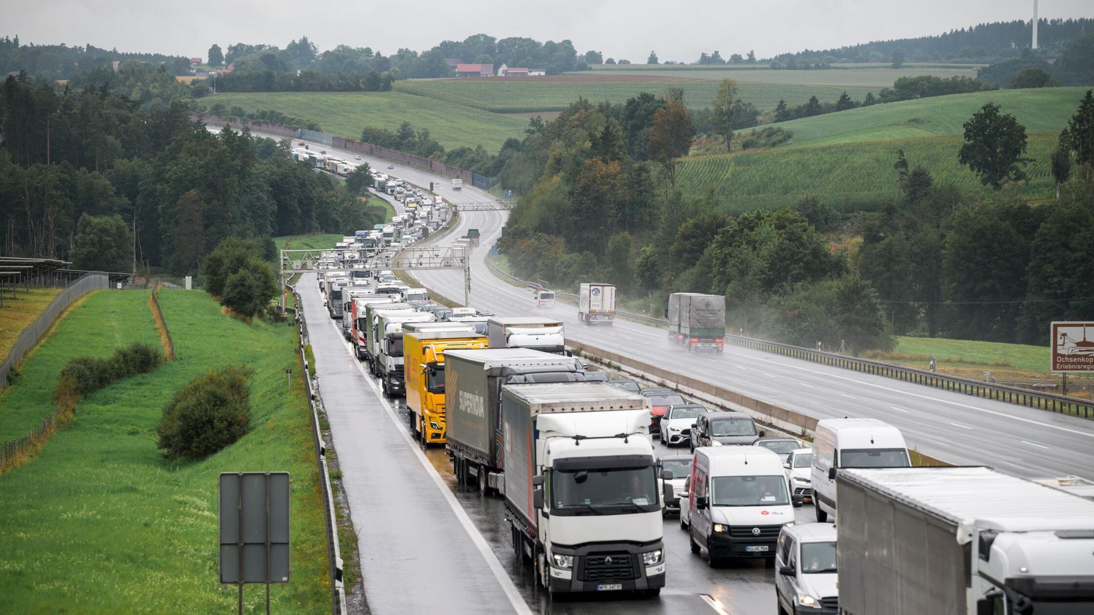 Hoher Schaden nach Lastwagen-Brand auf A9
