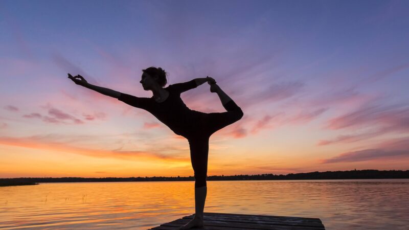 Skurriler Streit zwischen Frauen eskaliert: Nackt-Yoga sorgt für Ärger in Bayern