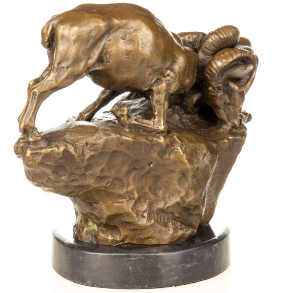 Dynamische Bronzefigur -Kampf der Steinböcke- auf Marmorsockel – Bild 5