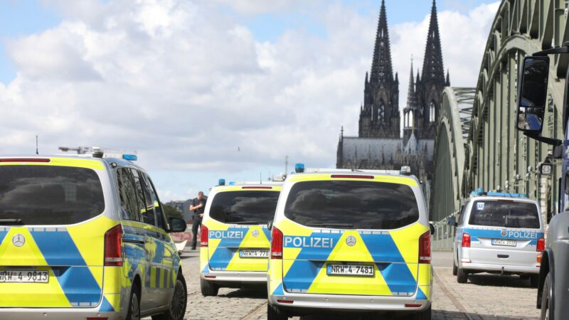 Polizeieinsatz in Köln: Aktivisten seilen sich von Hohenzollernbrücke ab