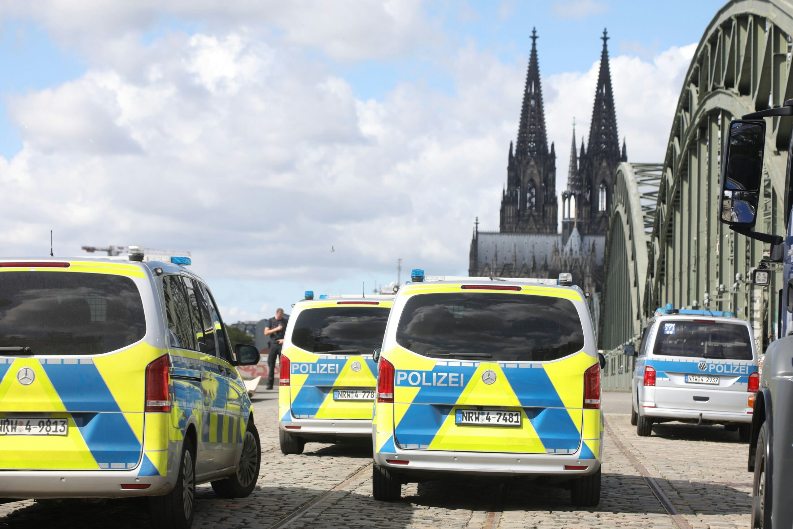 Polizeieinsatz in Köln: Aktivisten seilen sich von Hohenzollernbrücke ab