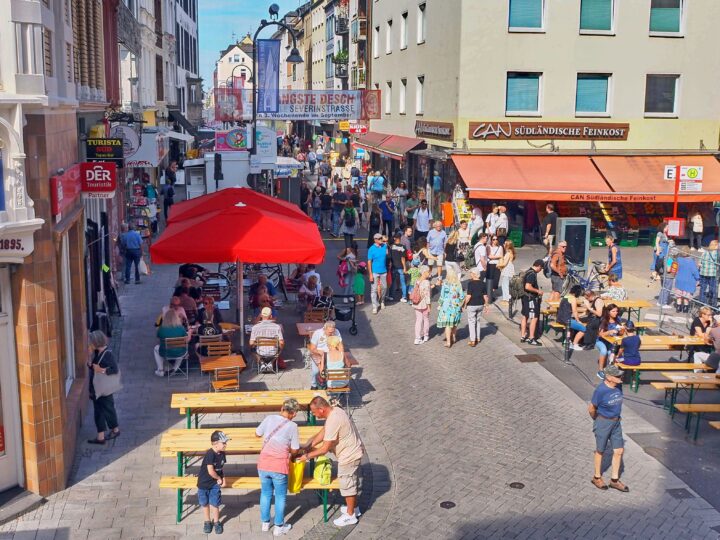 50 Jahre IG Severinsviertel: „Dä längste Desch vun Kölle“ feiert Jubiläum