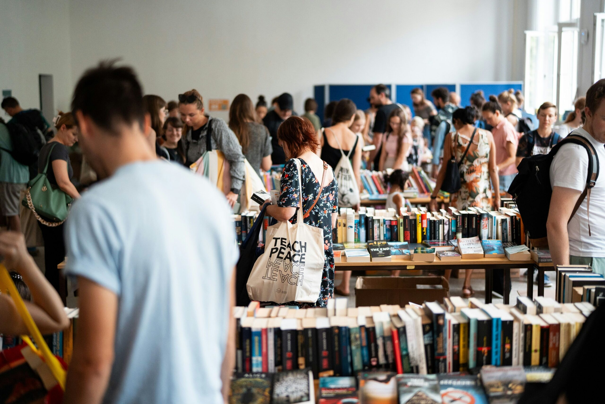 Für den Schulbau in Tansania: Bücherbörse Köln verkauft Bücher und Schallplatten für den guten Zweck