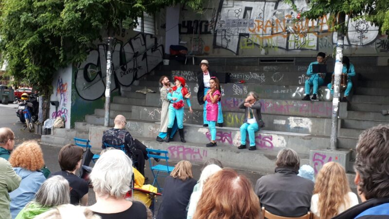 Open-Air-Theater: Wenn Nashörner über den Wilhelmplatz in Nippes trampeln