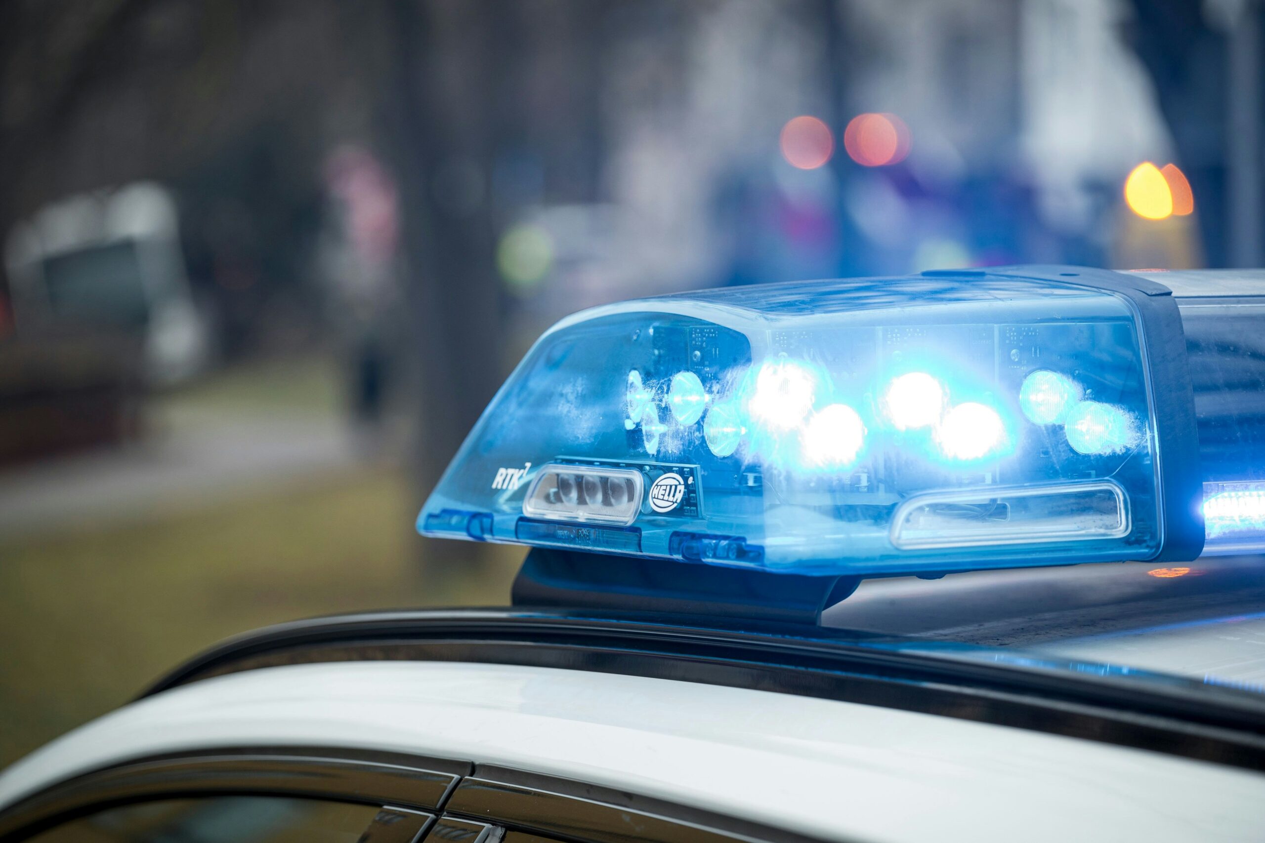 Bundespolizei ermittelt: Frau mit gefälschter ID-Karte am Flughafen Köln/Bonn aufgegriffen
