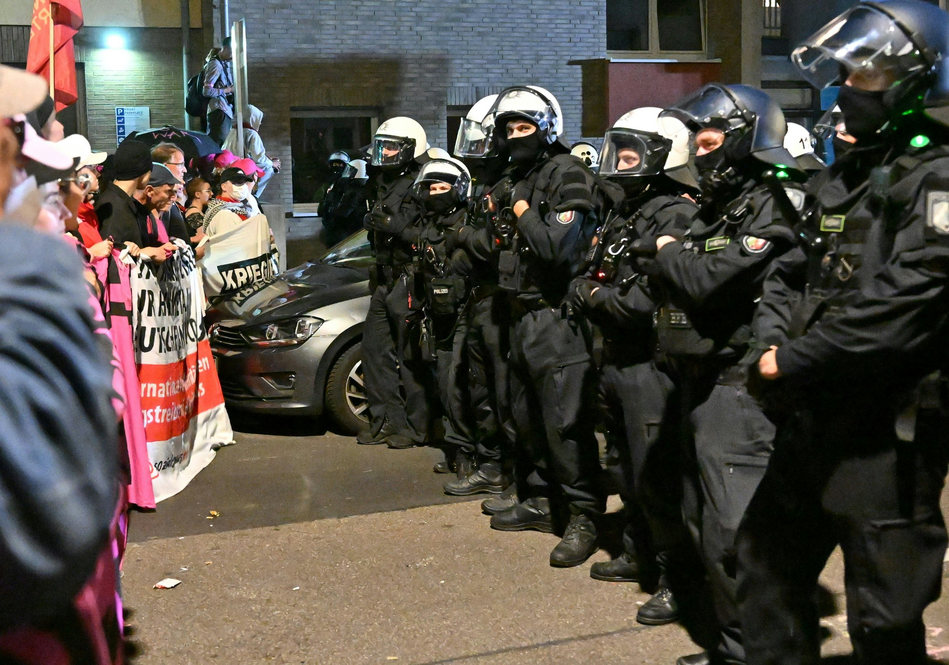 „Prügeleinsatz aus Rache“: Heftige Vorwürfe gegen Polizei nach Demo in Köln – Behörde widerspricht