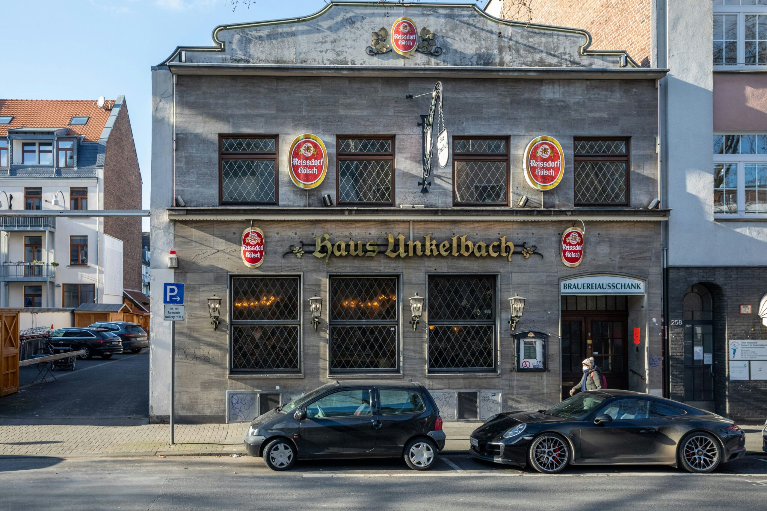 Einbruch im Kölner Brauhaus: Unbekannte reißen im Haus Unkelbach Tresor aus der Wand – Wirt veröffentlicht Video