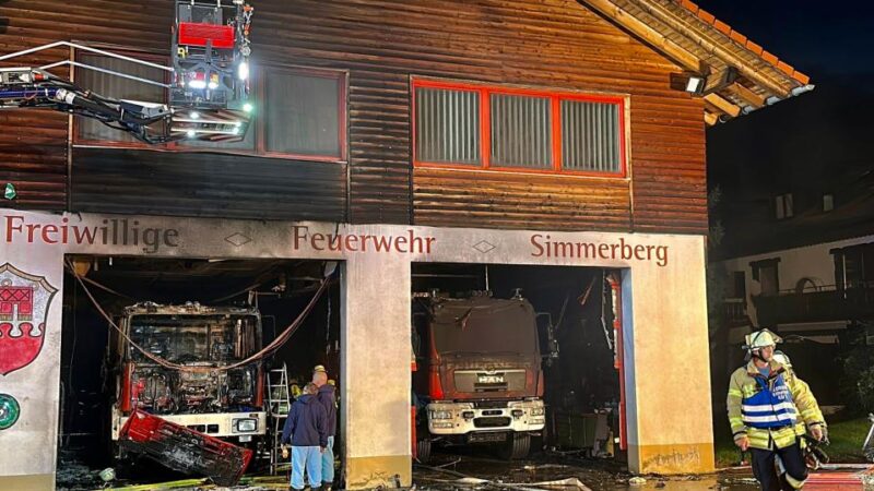Brand im Feuerwehrhaus in Simmerberg – Fahrzeuge massiv beschädigt