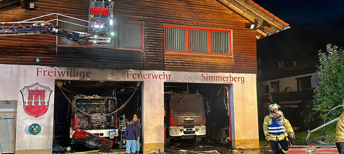 Brand im Feuerwehrhaus in Simmerberg – Fahrzeuge massiv beschädigt