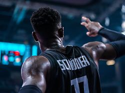 Tränen nach unfassbarem EM-Drama: Basketball-Star Schröder bricht im Spiel für die Ewigkeit zusammen