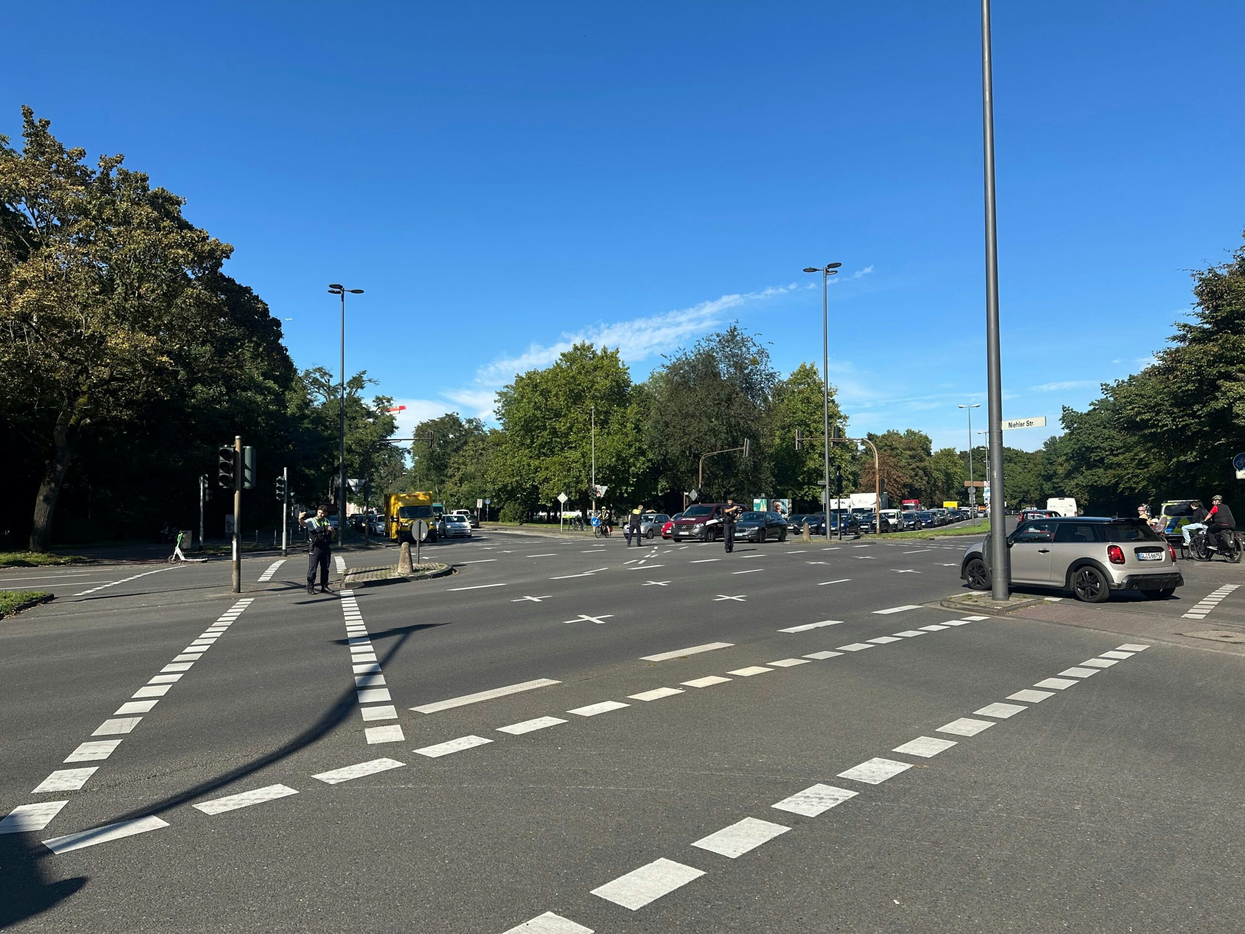 Polizei regelt Verkehr: Ampelausfall in Köln – Stau auf Innerer Kanalstraße und Zoobrücke