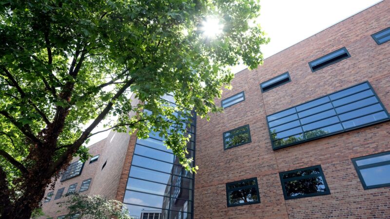 Container wird ertüchtigt: Schiller-Gymnasium muss wegen Raummangel Unterricht ausfallen lassen