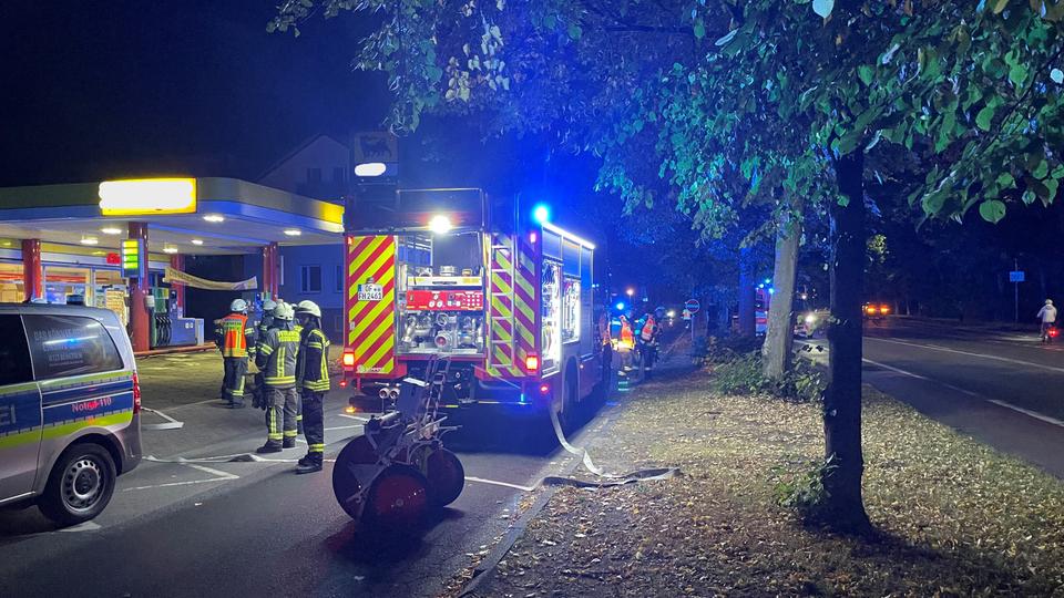 Heusenstamm: Zapfsäule an Tankstelle mit Benzin übergossen und angezündet