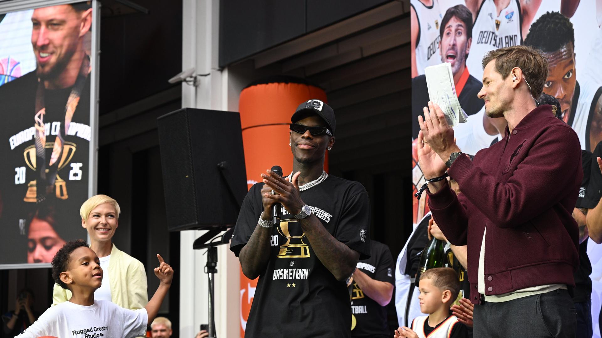 Nach EM-Triumph – Hunderte Fans feiern Basketball-Europameister