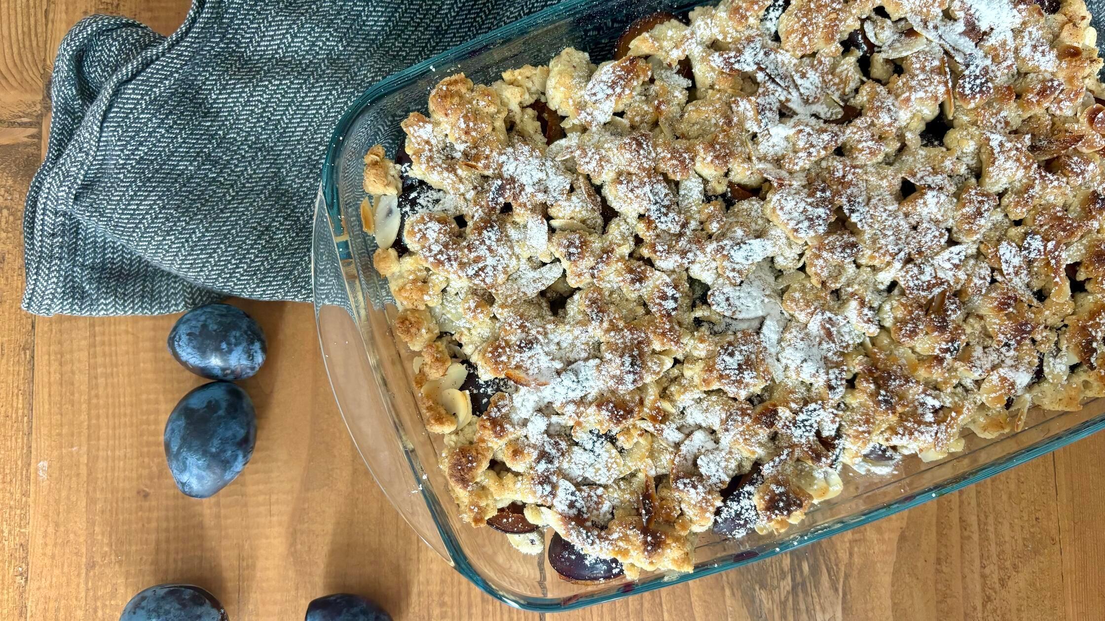 Bodenlose Köstlichkeit: Feiner und einfacher Zwetschgen-Crumble mit kernigen Haferflocken