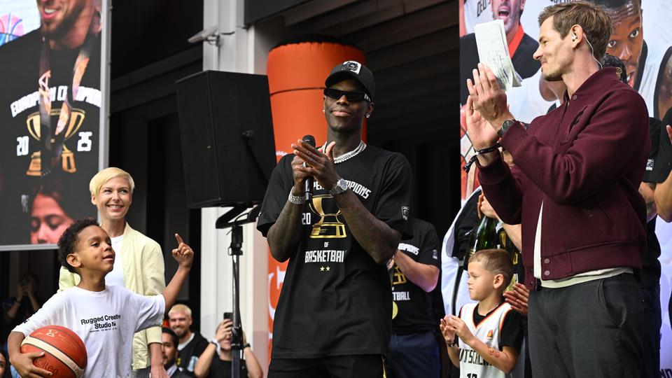 Afterhour in Frankfurt: Hunderte Fans feiern Basketball-Europameister