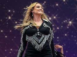 Sängerin hatte zwei Fehlgeburten: Perrie Edwards verkündet erneute Schwangerschaft