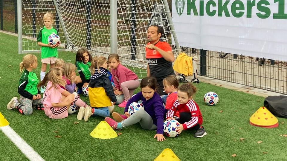 „Jungs sind zu laut“: Hier kicken Mädchen alleine im Bambini-Team