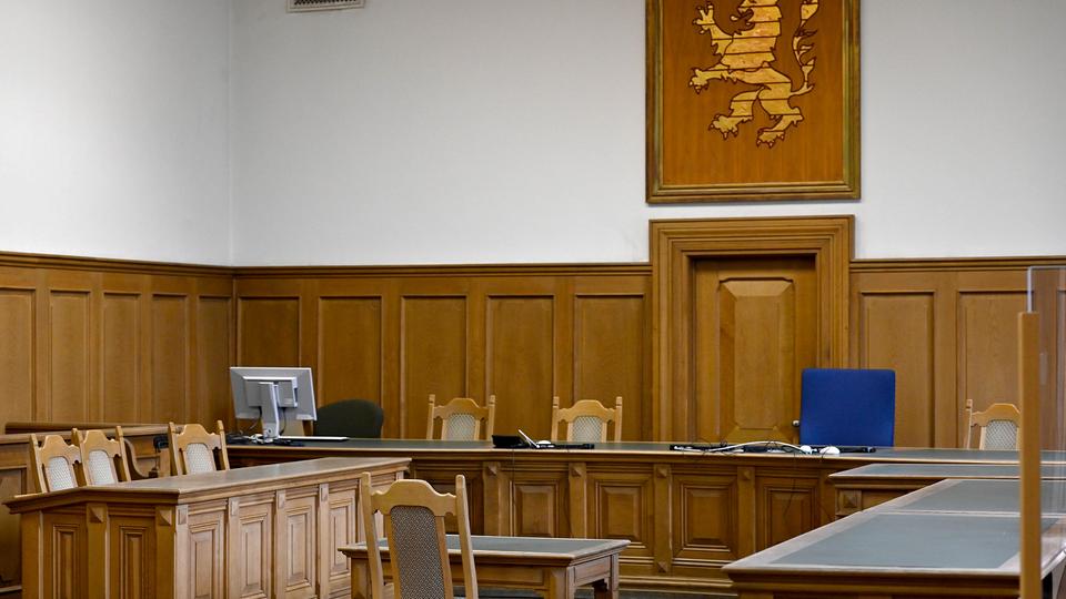 Millionenbetrug bei Corona-Hilfen: Verfahren gegen Trio in Frankfurt gestartet