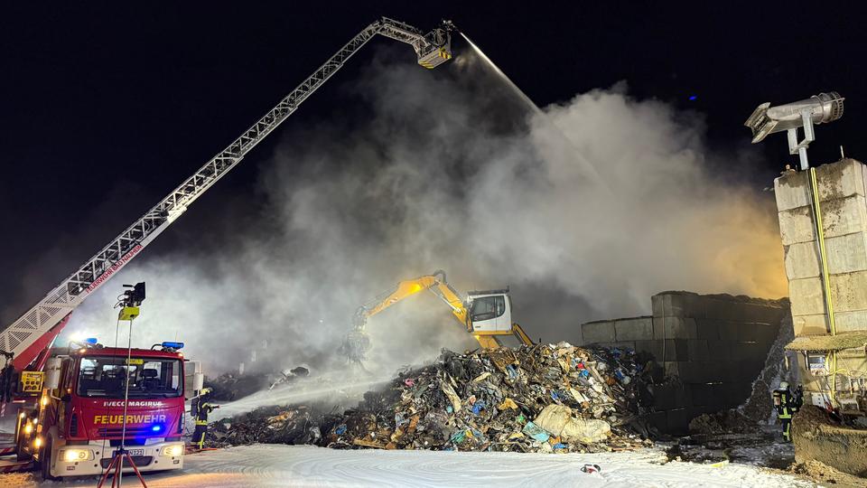Feuerwehreinsätze: Zwei tote Ponys in Weimar, brennender Sperrmüll in Bad Nauheim