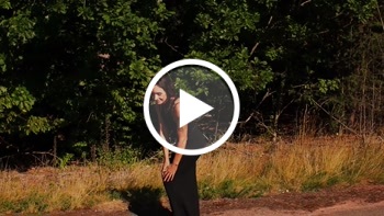Verführerische Outdoor-Diva – Zora Enn lässt die Hüllen fallen…