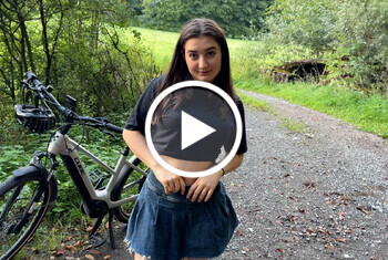 Röckchen hoch, Schwanz rein! Outdoor Quickie beim Fahrrad fahren