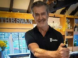 „Fassbier muss überleben“: Hollywood-Star macht in Dorfpub den Schankwirt