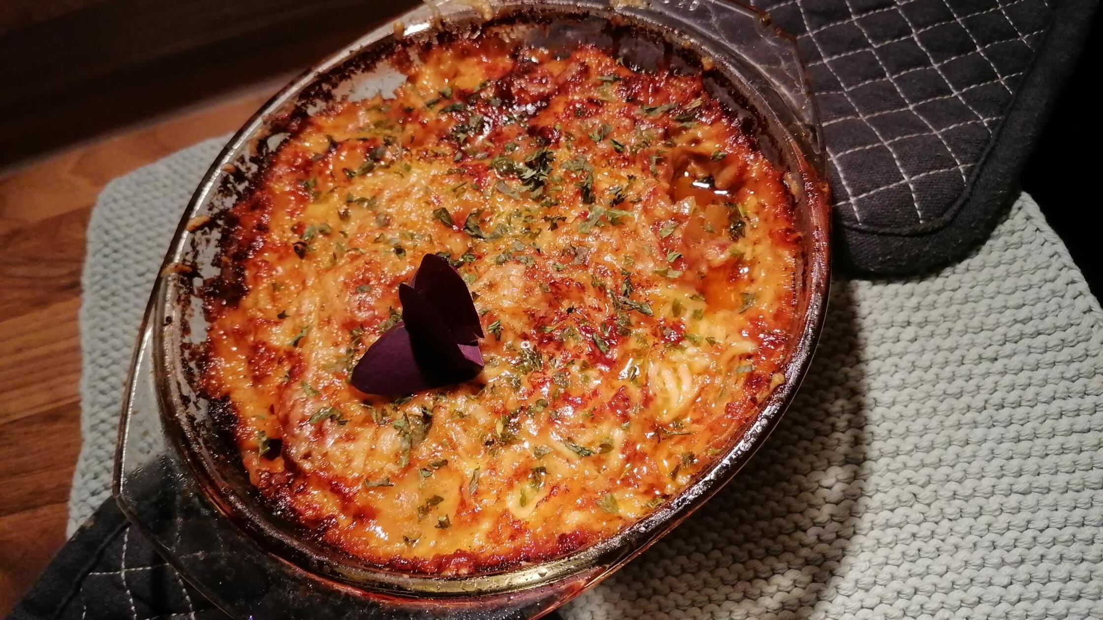 Saftiges Kartoffelgratin mit Bacon – oder in Vegan: Dieses Rezept ist wandelbar und super lecker