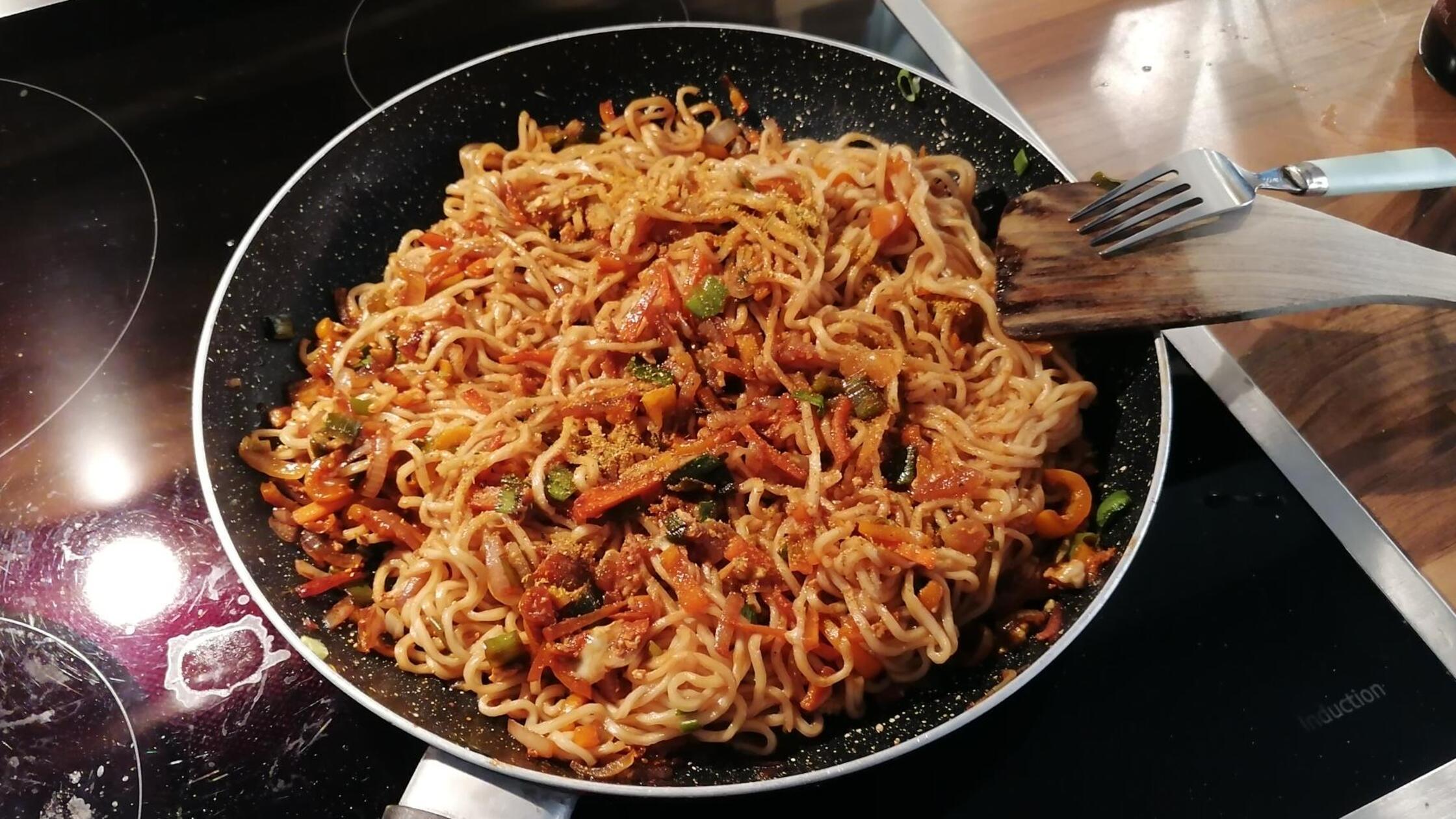 Klassiker der asiatischen Küche: Gebratene Nudeln mit einer Menge Gemüse selbst machen