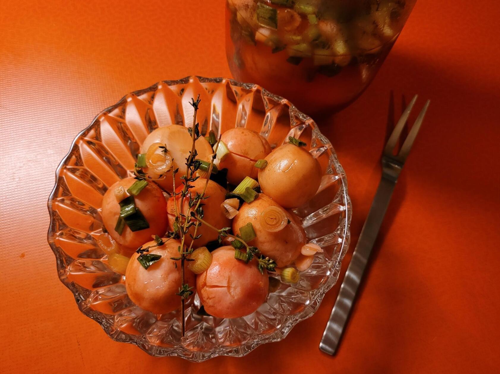 Knackig, würzig und zart scharf: Dieses Rezept macht eingelegte Radieschen zum perfekten Snack