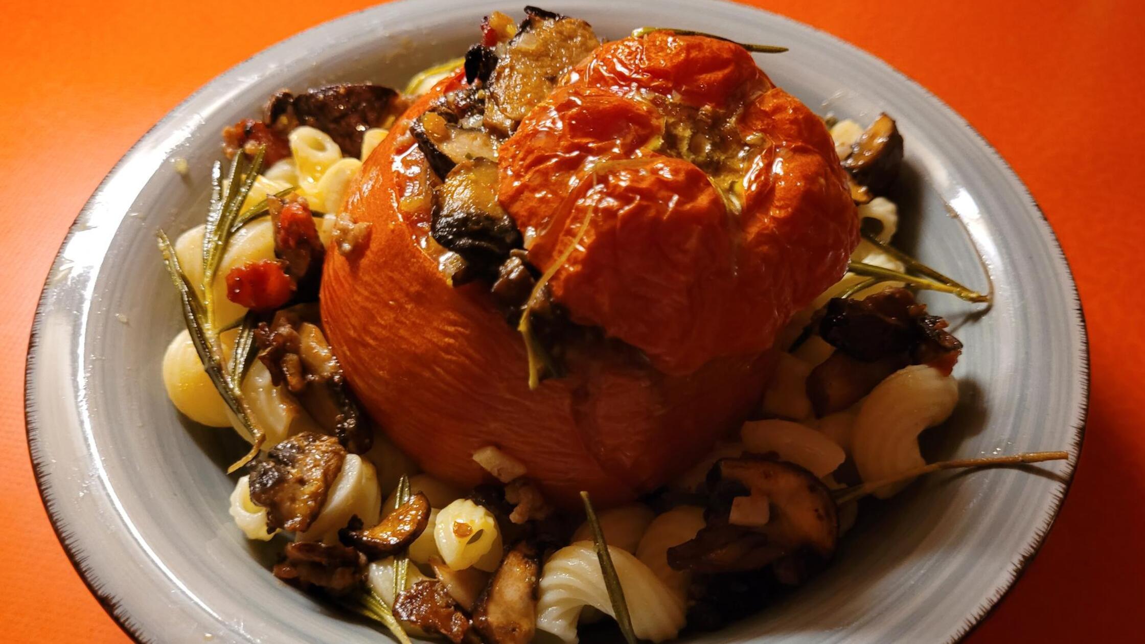 Mamma Mia! Bei diesem mediterranen Pasta-Rezept spielt die Ochsenherztomate die Hauptrolle