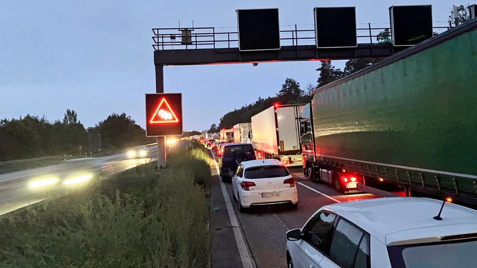 Stundenlange Sperrungen: A5 und A7 nach Lkw-Unfällen wieder frei