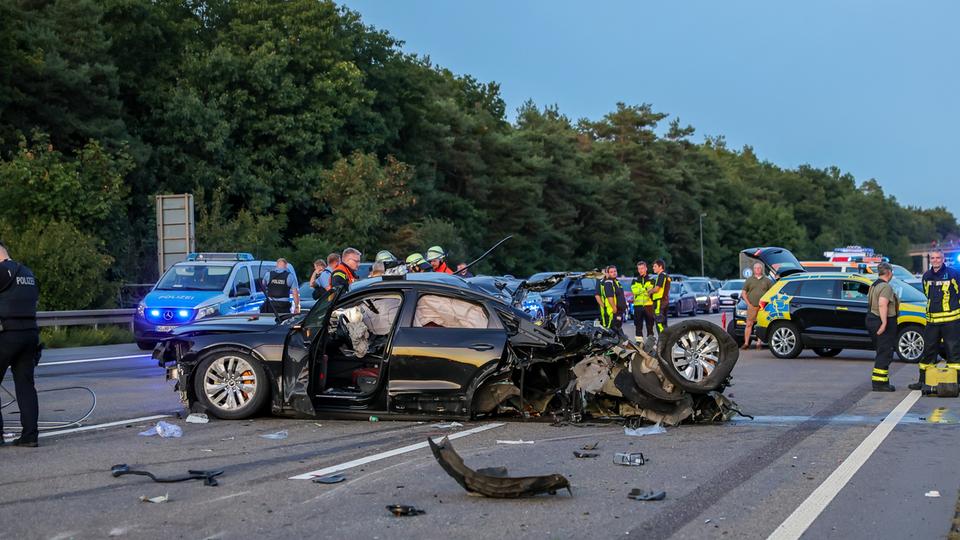 Nahe Offenbacher Kreuz: Überholmanöver auf A3 führt zu Massenunfall mit drei Toten