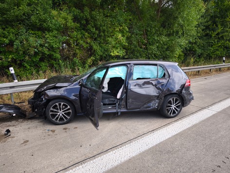 HZA-BS: Der ZOLL leistet Erste Hilfe auf der Bundesautobahn 7 bei Hotteln / Zwei Autos und ein LKW verunfallen