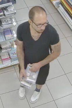 Foto-Fahndung der Polizei: Mann mit Brusttattoo klaut mehrere Videospiele bei Müller in Kevelaer