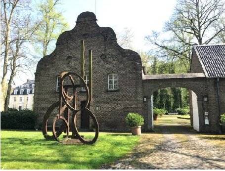 Renaissance AG will 20 Millionen in Ex-Galerie investieren: Krefelder Unternehmer kauft Gutshof Schloss Pesch