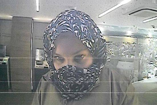 Foto-Fahndung der Polizei: Vermummte Frau stiehlt Portemonnaie in Walbeck und hebt Geld mit EC-Karte ab