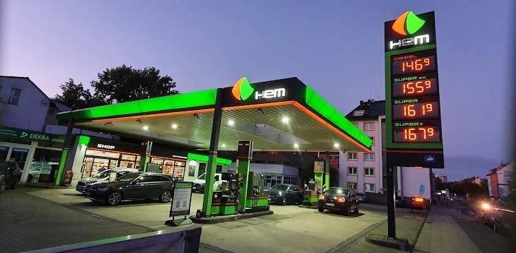 Traumfrau von der Tankstelle: Moerser startet charmante Suchaktion im Netz