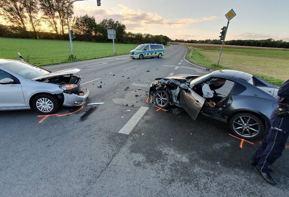Zusammenstoß auf der Kreuzung: Unfall auf der B9 in Geldern mit Baby im Auto