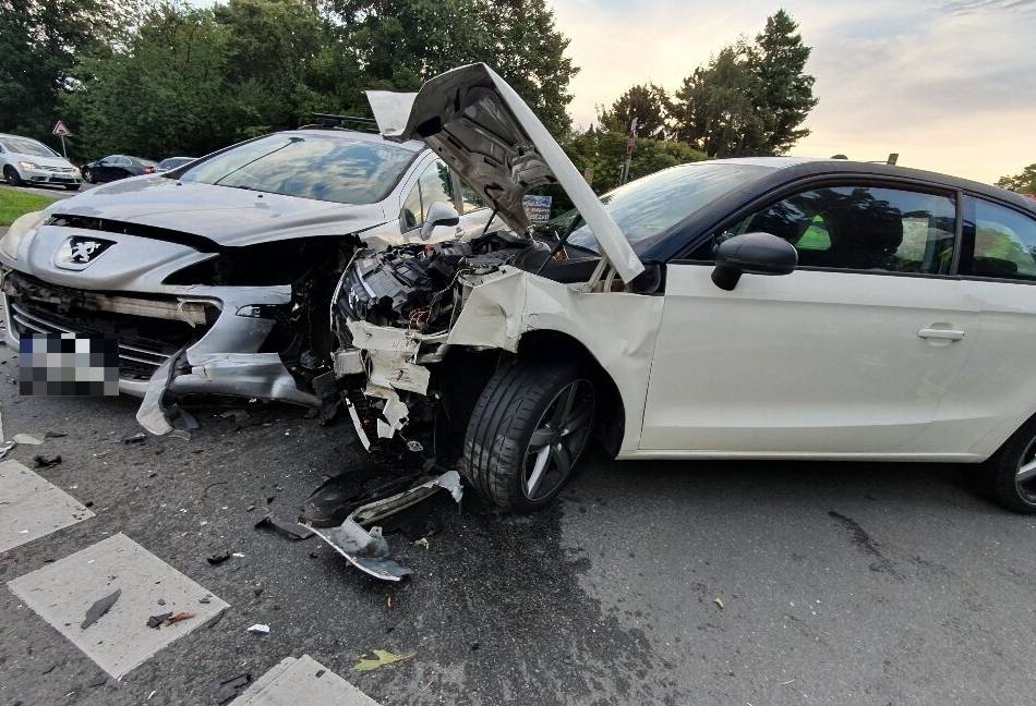 Vollsperrung im Berufsverkehr: Unfall auf der Uedemer Straße sorgt für Verkehrschaos