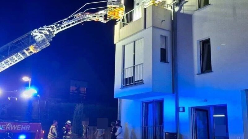 In einem Mehrfamilienhaus in Grevenbroich: Rauchmelder löst Feuerwehreinsatz aus – „Er piepte noch weiter“