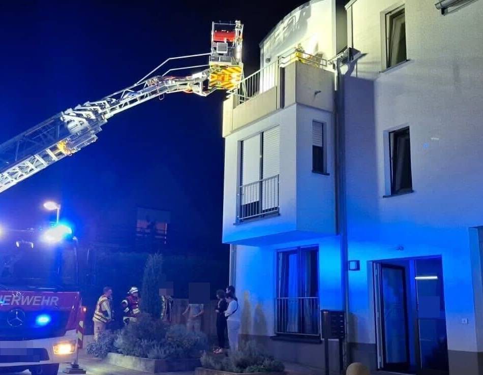 In einem Mehrfamilienhaus in Grevenbroich: Rauchmelder löst Feuerwehreinsatz aus – „Er piepte noch weiter“