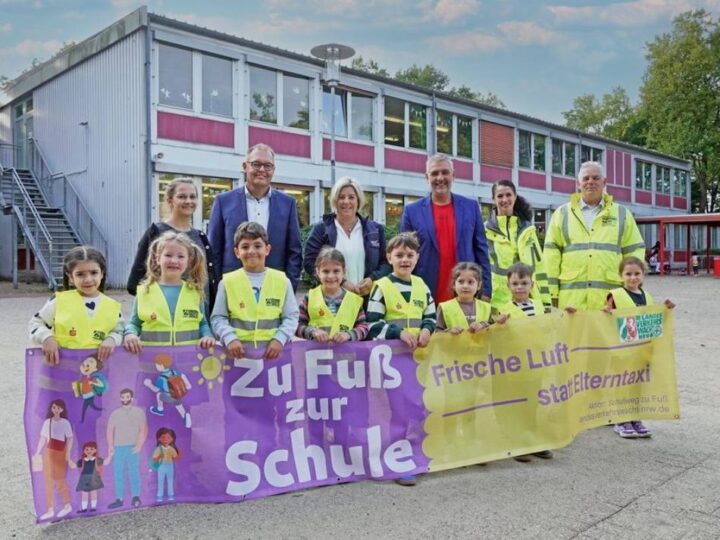 Vorbereitung auf die dunkle Jahreszeit: Kaarster Grundschüler mit Warnwesten ausgestattet