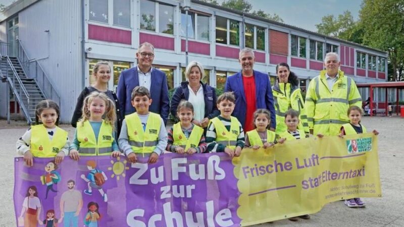 Vorbereitung auf die dunkle Jahreszeit: Kaarster Grundschüler mit Warnwesten ausgestattet