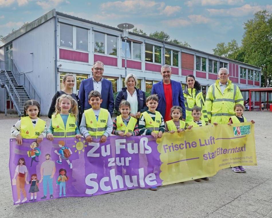 Vorbereitung auf die dunkle Jahreszeit: Kaarster Grundschüler mit Warnwesten ausgestattet