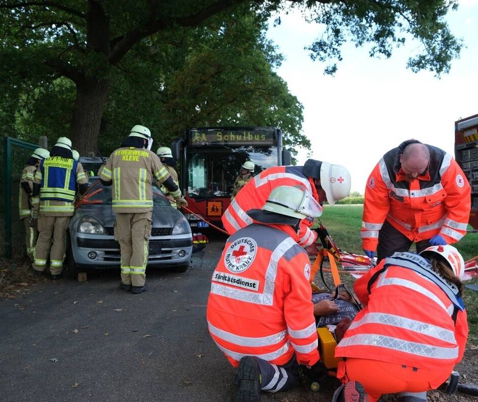 26 Unfallopfer : Schwerer Unfall mit Fan-Bus – Einsatzkräfte übten in Kleve Massenanfall von Verletzten