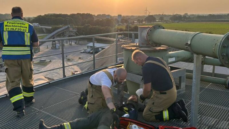 Spektakuläre Übung in Wachtendonk: Feuerwehr und DLRG simulieren Großeinsatz in Kieswerk