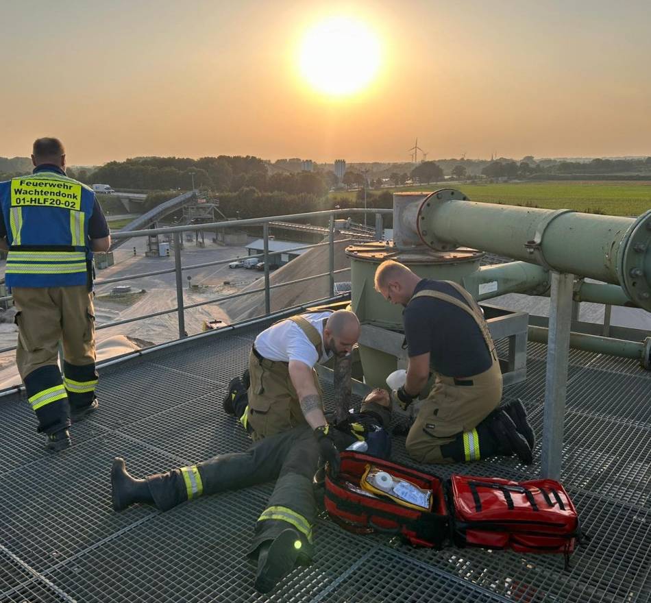 Spektakuläre Übung in Wachtendonk: Feuerwehr und DLRG simulieren Großeinsatz in Kieswerk
