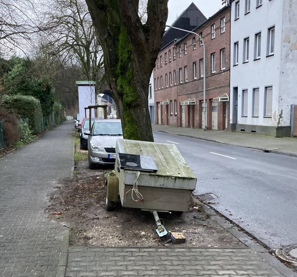 Ein Neusser in Mönchengladbach: Parkt der Anhänger – oder wird er auch bewegt?