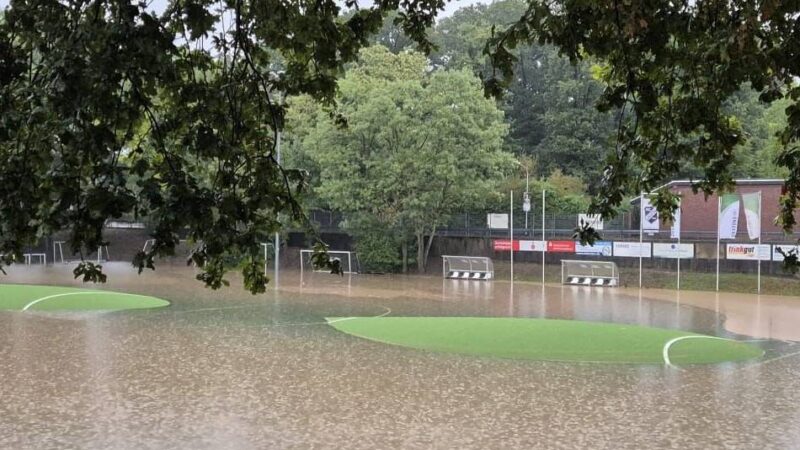 Absagen im Kreispokal: Platz geflutet – Starkregen setzt auch Gladbacher Vereinen zu